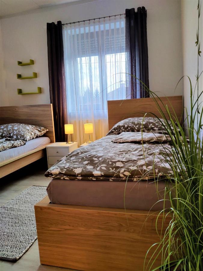 Holiday Home In Quiet Beautiful Area With Two Separate, Modern, Furnished Apartments Deutsch-Wagram Buitenkant foto
