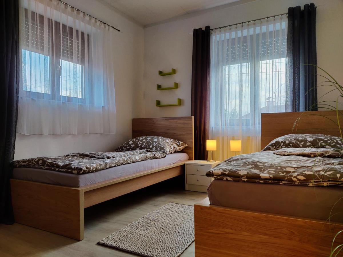 Holiday Home In Quiet Beautiful Area With Two Separate, Modern, Furnished Apartments Deutsch-Wagram Buitenkant foto