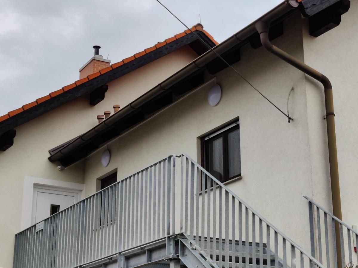 Holiday Home In Quiet Beautiful Area With Two Separate, Modern, Furnished Apartments Deutsch-Wagram Buitenkant foto