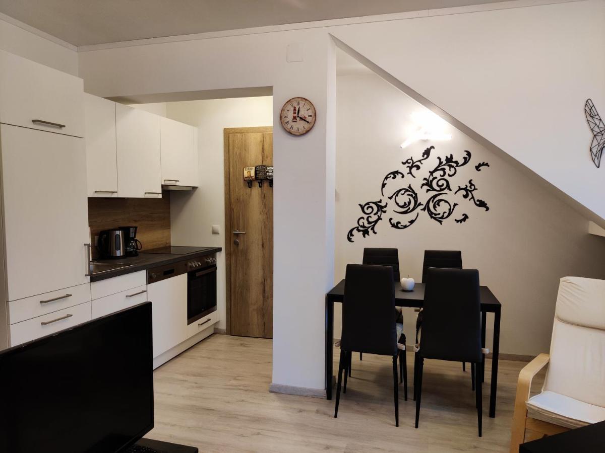 Holiday Home In Quiet Beautiful Area With Two Separate, Modern, Furnished Apartments Deutsch-Wagram Buitenkant foto