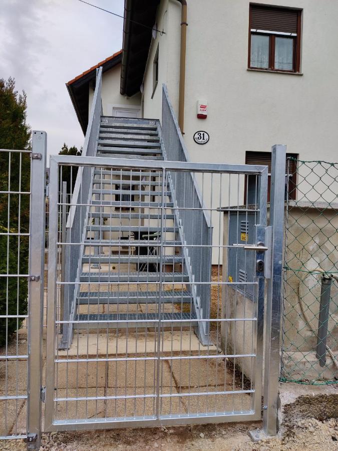 Holiday Home In Quiet Beautiful Area With Two Separate, Modern, Furnished Apartments Deutsch-Wagram Buitenkant foto