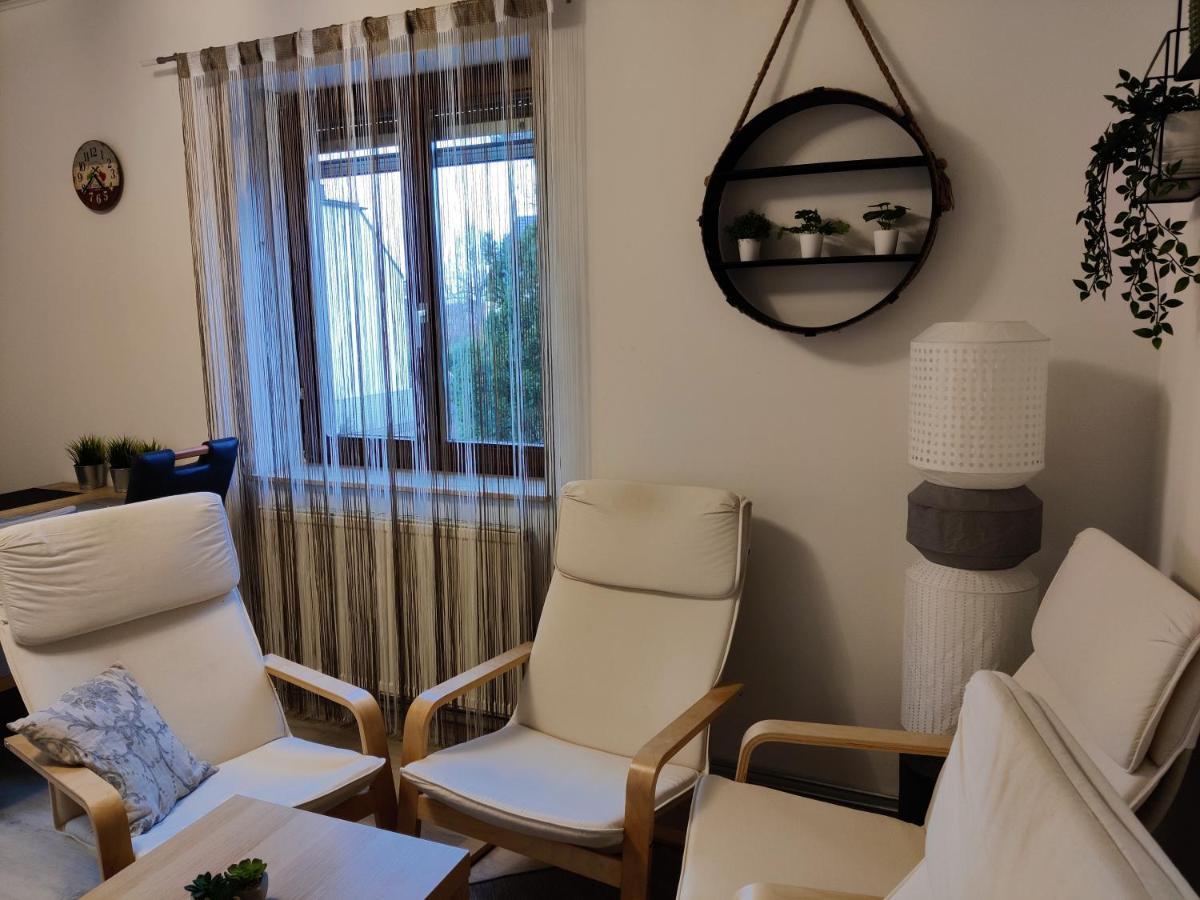 Holiday Home In Quiet Beautiful Area With Two Separate, Modern, Furnished Apartments Deutsch-Wagram Buitenkant foto