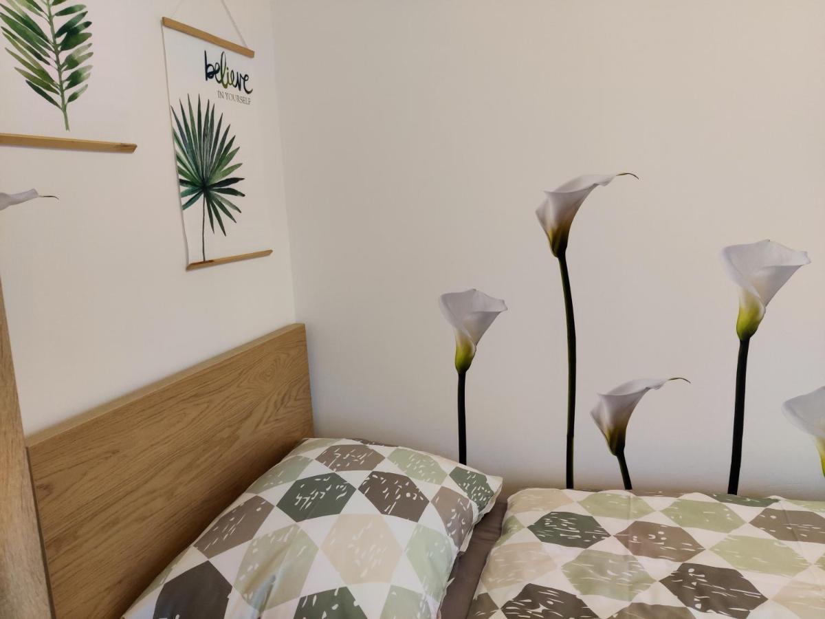 Holiday Home In Quiet Beautiful Area With Two Separate, Modern, Furnished Apartments Deutsch-Wagram Buitenkant foto